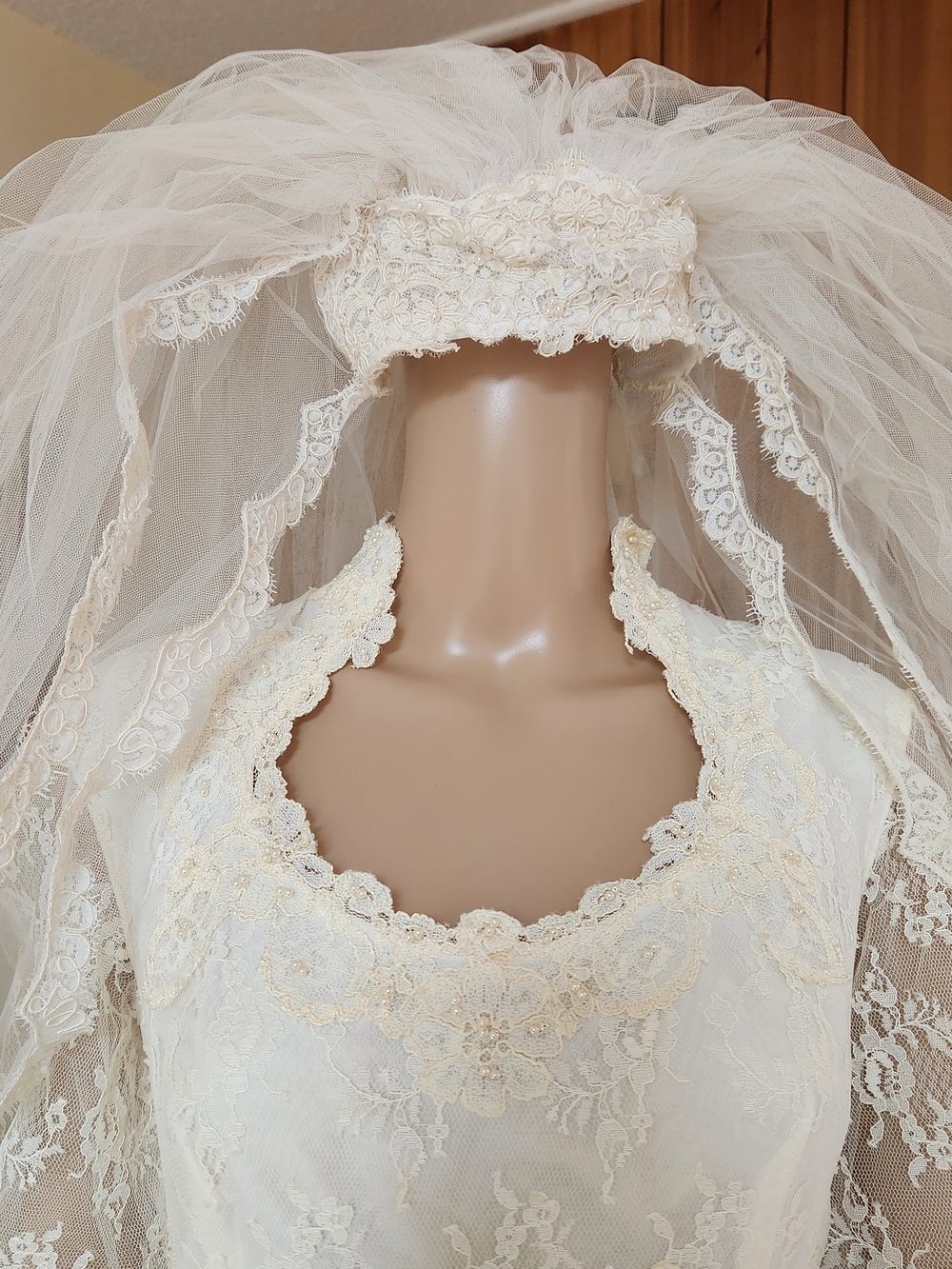 Rare 1960s Victorian Lace Wedding Set: Rose Detail Hat, Veil & Bustled Gown - Picture 14 of 16